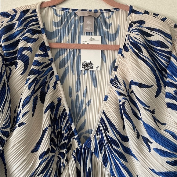 Abstract cream and blue V neck crepe textured dress| H&M| XL| $44| NWT! - Picture 4 of 6